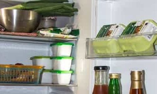 Hvor skal maten ligge eller stå i kjøleskapet?